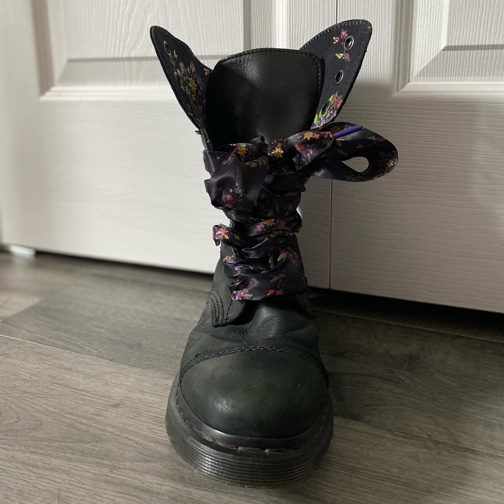 Dr Martens - Aimilita - Black/ Floral Fold-over Lace Up Boots